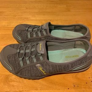 Size 10 gray Skechers!